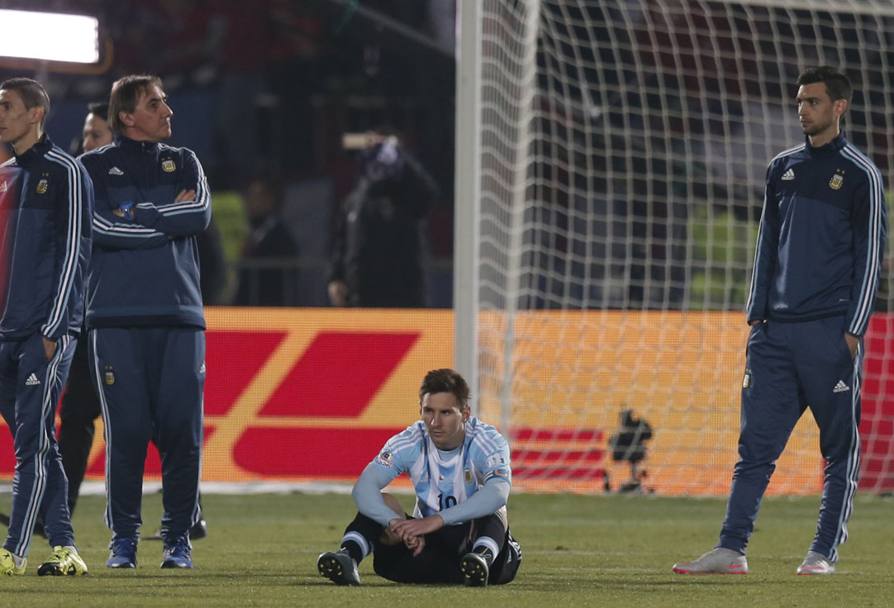 Leo Messi a terra: la sua Argentina ha appena perso ai rigori la finale di Copa America col Cile. Lapresse